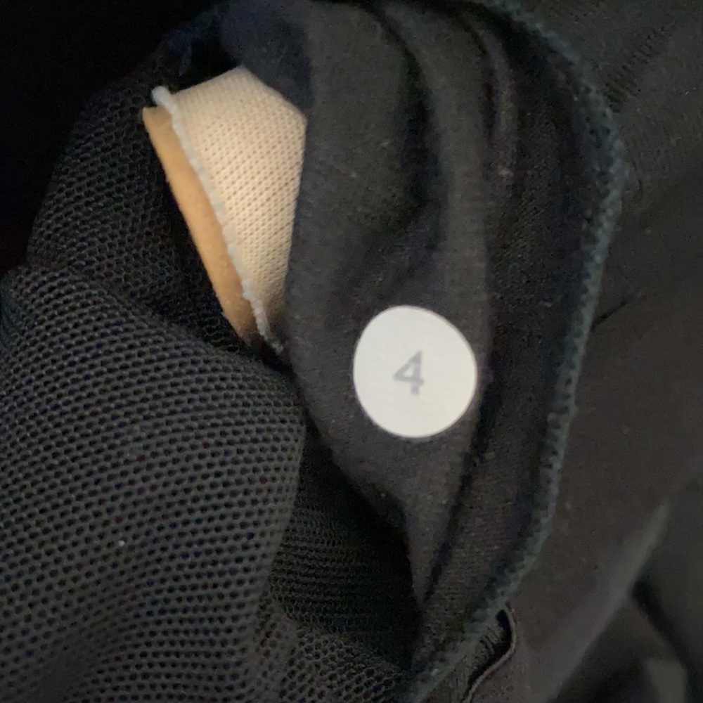 LULULEMON TANK TOP SIZE 4 😍😍😍🤩😊🔥😊☄️☄️☄️ - Picture 4 of 4
